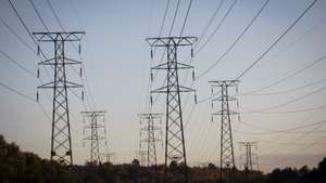 epa09898357 Power lines run from state power supplier Eskom to the national grid in Johannesburg, South Africa, 20 April 2022. The national power supplier has implemented stage 4 load shedding nationally for the rest of the week because of numerous breakdowns at power stations and corruption and mismanagement that has plagued the power utility for more than a decade.  EPA/KIM LUDBROOK