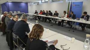 O líder da FENPROF, Mário Nogueira (3E), durante uma reunião com o ministro da Educação, Fernando Alexandre (2D), no Ministério da Educação, Ciência e Inovação, Lisboa, 3 de maio de 2024.O Governo convocou as 12 estruturas sindicais representantes dos professores para iniciar o processo negocial com vista à recuperação do tempo de serviço, assim como de outras medidas de valorização da carreira.
MIGUEL A. LOPES/LUSA