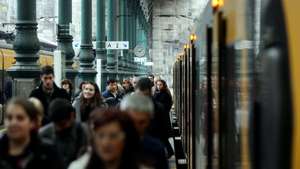 Pessoas à chegada à estação de São Bento em dia de greve num comboio dos serviços mínimos, no Porto, 23 de dezembro de 2011. A greve dos maquinistas da CP começou hoje e termina dia 25 de dezembro. JOSE COELHO/LUSA