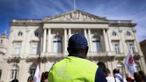 Trabalhadores da EMEL (empresa de mobilidade e estacionamento de Lisboa), durante o plenário à frente da Câmara Municipal de Lisboa, 20 de fevereiro de 2024. FILIPE AMORIM/LUSA