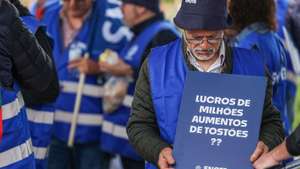 Manifestação do Sindicato Nacional dos Quadros e Técnicos Bancários (SNQTB), que tem por objetivo reivindicar o aumento salarial justo para os trabalhadores do BCP, ativos e reformados, e realiza-se no dia em que decorre a Assembleia-geral do BCP e na qual o SNQTB irá reforçar a proposta de atualização, "devidamente fundamentada e ajustada à realidade do BCP, para um aumento salarial de 5,8% para 2024", Oeiras, 22 maio 2024. ANDRÉ KOSTERS/LUSA