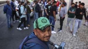 Manifestantes junto à da sede da AIMA - Agência para a Integração Migrações e Asilo em Lisboa na manifestação &quot;Defenda os seus direitos&quot;. Ação de protesto convocada pela comunidade do Bangladesh em Portugal, contra os atrasos na renovação ou emissão do primeiro cartão de residência pelo Instituto dos Registos e do Notariado (IRN) 18 de abril de 2024.  MIGUEL A. LOPES/LUSA