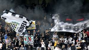 Adeptos festejam momentos antes do jogo da Primeira Liga de futebol entre o Boavista FC e o Portimonense SC, disputado no Estádio do Bessa no Porto, 28 de janeiro de 2024. MANUEL FERNANDO ARAÚJO/LUSA