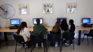 Estudantes de várias nacionalidades participam numa aula de Francês na Escola Francisco Arruda, Alcântara, em Lisboa, 16 de maio de 2024. A multiplicação de nacionalidades tem sido um grande desafio nas escolas e tornou as bibliotecas escolares num polo de acolhimento e de integração de alunos imigrantes, afirmou a Coordenadora da Rede Nacional de Bibliotecas Escolares, Manuela Pargana da Silva. (ACOMPANHA TEXTO DA LUSA DO DIA 21 DE MAIO DE 2024). ANTÓNIO PEDRO SANTOS/LUSA