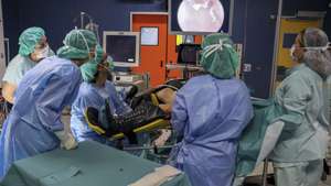O médico de ginecologia-obstetrícia do Centro Materno Infantil do Norte, Prof. Dr. Hélder Ferreira (3E), utiliza em cirurgia, através de um sistema ótico, com recurso a uma câmara endoscópica, a nova técnica consiste "na visualização do interior do útero" por via transvaginal e permite uma maior precisão na identificação e remoção de lesões intrauterinas, no Centro Materno Infantil do Norte, Porto, 23 julho 2018. MANUEL FERNANDO ARAÙJO/LUSA
