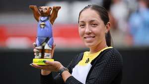 epa11432064 Jessica Pegula of the USA poses with her trophy after winning the final match at the WTA German Open tennis tournament in Berlin, Germany, 23 June 2024.  EPA/CLEMENS BILAN