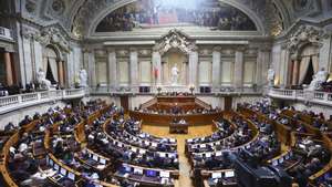 O primeiro-ministro, Luís Montenegro, intervém durante o debate parlamentar, na Assembleia da República, em Lisboa, 26 de junho de 2024. ANTÓNIO COTRIM/LUSA