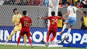 epa11442491 Uruguay midfielder Rodrigo Bentancur scores a header against Bolivia goalkeeper Guillermo Viscarra during the second half of a CONMEBOL Copa America group C match in East Rutherford, New Jersey, USA, 27 June 2024.  EPA/JUSTIN LANE