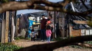 Elementos de etnia cigana num dos três acampamentos existentes no concelho de Peniche, 11 de fevereiro de 2022. A Câmara de Peniche quer erradicar barracas onde vivem quase três centenas de pessoas de etnia cigana e tem em concurso o projeto ‘Kher Nevo’, destinado à integração social da comunidade. (ACOMPANHA TEXTO DA LUSA DO DIA 19 DE FEVEREIRO DE 2022). JOSÉ SENA GOULÃO/LUSA