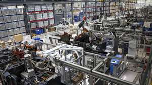 Linha de produção de componentes para a indústria automóvel da empresa Microplásticos, na Figueira da Foz, 08 de novembro de 2023. A empresa Microplásticos tem vindo a reconfigurar-se e a investir no sentido de atingir a neutralidade carbónica em 2030 numa apostam no combate às alterações climáticas, transição energética e economia circular, adotando energias renováveis e realidade aumentada no fornecimento de componentes automóveis. (ACOMPANHA TEXTO DA LUSA DO DIA 19 DE NOVEMBRO DE 2023). PAULO NOVAIS/LUSA