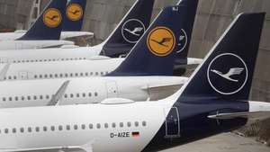 epa11215799 Lufthansa planes are seen stationed, at Frankfurt Airport, in Frankfurt am Main, Germany, 12 March 2024. The UFO cabin crew union has called on its members to strike, to press their demands for better wages. According to Lufthansa, 100,000 passengers should be affected by a two day strike in Frankfurt and Munich airport.  EPA/ANDRE PAIN