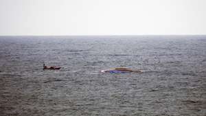 Destroços da embarcação de pesca após ter virado ao largo das praias de São Pedro do Moel e de Vieira, causando a morte a três pessoas e sete estão desaparecidas, na praia do Samouco, Marinha Grande, 03 de julho de 2024. Oito pessoas foram resgatadas e transportadas para o Porto da Figueira da Foz. CARLOS BARROSO/LUSA