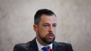 O novo diretor executivo do Serviço Nacional de Saúde (SNS), António Gandra d’Almeida, intervém durante a sua audição na  Comissão de Saúde, sobre as "Altas Sociais", na Assembleia da República, em Lisboa, 03 de julho de 2024. ANTÓNIO PEDRO SANTOS/LUSA