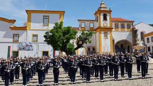 Militares da Guarda Nacional Republicana (GNR) fazem o juramento durante a cerimónia de compromisso de honra dos 212 alunos do 50.º curso de formação de agentes da GNR. O compromisso de honra é prestado pelos guardas provisórios que terminaram o curso com aproveitamento e a cerimónia marca o início da sua atividade profissional nas unidades da Guarda. Portalegre, 08 de maio de 2023. NUNO VEIGA/LUSA