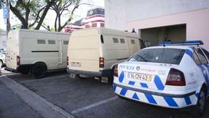 Carrinhas celulares e um veículo da PSP estacionados à entrada do Tribunal de Setúbal, onde hoje se inicia a primeira sessão do julgamento do "Caso Jéssica", com cinco pessoas acusadas de envolvimento no homicídio de uma menina de 3 anos, ocorrido em 20 de junho de 2022, alegadamente devido a uma dívida da mãe por práticas de bruxaria, em Setúbal, 05 de junho de 2023. A vítima, Jéssica, morreu devido aos maus-tratos que lhe foram infligidos durante os vários dias que esteve ao cuidado de uma suposta ama. RUI MINDERICO/LUSA