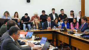 Daniela Luzado Martins (C-E), mãe das gémeas tratadas com o medicamento Zolgensma, durante a sua audição perante os deputados da Comissão Parlamentar de Inquérito - Gémeas Tratadas com o Medicamento Zolgensma, na Assembleia da República, em Lisboa, 21 de junho de 2024. Em causa no processo, que tem como arguidos o ex-secretário de Estado da Saúde Lacerda Sales e Nuno Rebelo de Sousa, filho do Presidente da República, está o tratamento hospitalar das duas crianças luso-brasileiras que receberam o medicamento Zolgensma. Com um custo de dois milhões de euros por pessoa, este fármaco tem como objetivo controlar a propagação da atrofia muscular espinal, uma doença neurodegenerativa. Constituida por 17 deputados, a comissão terá quatro meses para concluir o seu trabalho. ANTÓNIO COTRIM/LUSA