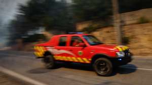 Mais de 300 operacionais combatem um incêndio que deflagrou hoje em mato por volta das 12:20, em Alcabideche, no concelho de Cascais, Lisboa, de acordo com a Proteção Civil, 21 de julho de 2024. Segundo a página da Autoridade Nacional de Emergência e Proteção Civil (ANEPC), consultada às 17:08, 313 bombeiros, 91 veículos e nove meios aéreos combatiam o incêndio no local. ANTÓNIO PEDRO SANTOS/LUSA