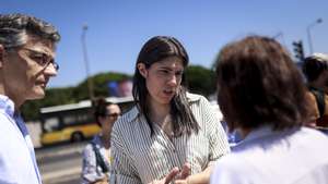 A coordenadora Nacional do Bloco de Esquerda (BE), Mariana Mortágua (C), participa na concentração de médicos junto às instalações do Hospital de Santa Maria, participam na greve geral e ao trabalho suplementar nos cuidados de saúde primários de médicos, convocada pela Federação Nacional dos Médicos (FNAM) em resposta &quot;à falta de vontade do Ministério da Saúde em negociar os pontos fundamentais para os médicos&quot;, em Lisboa, 23 de julho de 2024. A greve geral (até dia 24) e ao trabalho suplementar (até 31 de agosto) nos cuidados de saúde primários de médicos. FILIPE AMORIM/LUSA