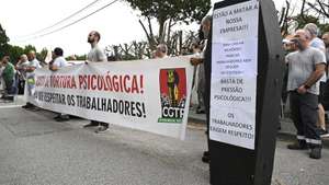 Concentração de trabalhadores no último dia da greve nacional do setor da cortiça, convocada pela FEVICCOM - Federação Portuguesa dos Sindicatos da Construção, Cerâmica e Vidro pelo "aumento digno do salário e do subsídio de refeição", com a presença do secretário-geral da CGTP-IN Tiago Oliveira, que se realizou junto ao edifício da Amorim Holding em Mozelos, Santa Maria da Feira, 31 de julho de 2024. FERNANDO VELUDO/LUSA