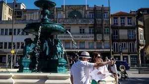 Turistas passeiam junto à Praça dos Leões, no Porto, 22 de abril de 2024. JOSÉ COELHO/LUSA