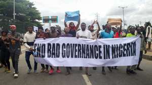 epa11518828 Demonstrators take part in a rally against the cost-of-living crisis the country is experiencing, in Lagos, Nigeria, 02 August 2024. Nigerians on 02 August responded to online calls to mobilize against economic hardship, insecurity, poor infrastructure and environmental degradation. Nigeria, Africa&#039;s most populous country, is experiencing its worst economic crisis with an annual inflation rate at 34.19 percent in June 2024, the highest since March 1996, according to the Central Bank of Nigeria (CBN). Amnesty International Nigeria condemned in a post on social media &#039;X&#039; &#039;the killing of 13 protesters across the country&#039;.  EPA/EMMANUEL ADEGBOYE