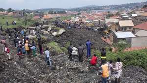 epaselect epa11543402 An excavator operates during rescue work after a landslide buried houses in a landfill in Kiteezi district, Kampala, Uganda, 10 August 2024. At least eight people, including two children, lost their lives when the landfill in Kitezzi collapsed following heavy rainfalls, according to Kampala Capital City Authority, KCCA. Fourteen people have been successfully rescued and evacuated to nearby hospitals.  EPA/ISAAC KASAMANI