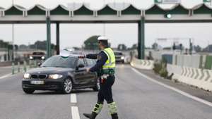 Um militar da Guarda Nacional Republicana (GNR) durante uma ação de fiscalização/sensibilização sobre segurança rodoviária na Autoestrada A12, em Palmela, 29 de dezembro de 2023. ANTÓNIO PEDRO SANTOS/LUSA