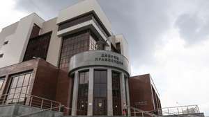 epa11484911 An exterior view of the Yekaterinburg Sverdlovsk Regional Cour during hearing a case against the Wall Street Journal (WSJ) correspondent Evan Gershkovich in, Yekaterinburg, Russia, 18 July 2024. Evan Gershkovich, a US journalist of The Wall Street Journal covering Russia, was detained in Yekaterinburg on 29 March 2023. The Russian Federal Security Service (FSB) claimed that on the instructions of the American authorities, the journalist collected information constituting a state secret about one of the enterprises of the Russian military-industrial complex. He is charged with espionage under Art. 276 of the Criminal Code of the Russian Federation, which could carry a sentence of up to 20 years. Others are not identified.  EPA/STRINGER