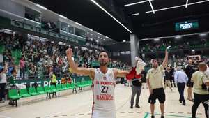 Sérgio Silva do Benfica festeja a vitória sobre o Sporting conquistando o título de campeão nacional de Basquetebol, no final do jogo disputado no Pavilhão João Rocha, em Lisboa, 11 de junho de 2023. ANTÓNIO COTRIM/LUSA