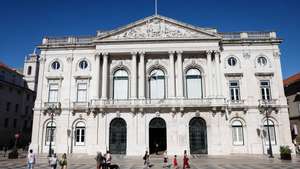 Turistas caminham em frente à Câmara Municipal de Lisboa, em Lisboa, 06 de agosto de 2024. Baixa. Turismo. Paços do Concelho. CML. ANTÓNIO PEDRO SANTOS/LUSA