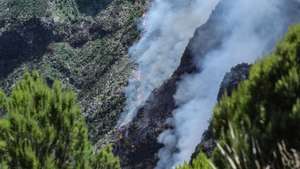 Incêndio ativo no Pico Ruivo, o ponto mais alto da Ilha da Madeira, concelho de Santana, 21 de agosto de 2024. O incêndio rural na ilha da Madeira deflagrou há uma semana, dia 14 de agosto, nas serras do município da Ribeira Brava, propagando-se progressivamente aos concelhos de Câmara de Lobos, Ponta do Sol e, através do Pico Ruivo, Santana. HOMEM DE GOUVEIA/LUSA