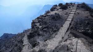 Topo do Pico Ruivo, o ponto mais alto da Ilha da Madeira, de onde se podem ver as nuvens de fumo do incêndio que tem lavrado na Ilha da Madeira, concelho de Santana, 21 de agosto de 2024. O incêndio rural na ilha da Madeira deflagrou há uma semana, dia 14 de agosto, nas serras do município da Ribeira Brava, propagando-se progressivamente aos concelhos de Câmara de Lobos, Ponta do Sol e, através do Pico Ruivo, Santana. HOMEM DE GOUVEIA/LUSA