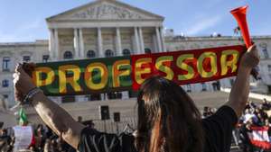 Professores manifestam-se durante a Marcha pela Educação, organizada por um grupo de professores antes das eleições e em defesa da escola pública, frente à Assembleia da República em Lisboa, 17 de fevereiro de 2024. MIGUEL A. LOPES/LUSA