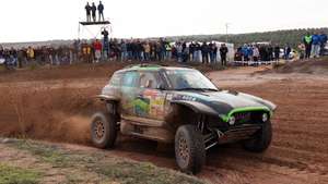 A dupla de pilotos João Ferreira e Filipe Palmeiro, em Mini John Cooper Works Eally Plus, à passagem na zona espetáculo de Fronteira, durante o primeiro setor seletivo do dia na 37ª Baja Portalegre 500. Fronteira, 28 de outubro de 2023. NUNO VEIGA/LUSA