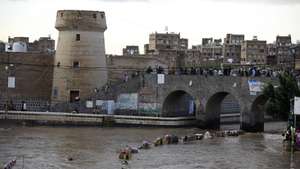 epa11562271 People use an overpass bridge due to street flooding following heavy rains in Sana&#039;a, Yemen, 23 August 2024. At least 98 people are dead and hundreds injured in flash floods caused by heavy rains across Yemen in recent weeks, according to a recent report by the Houthi-led authorities.  EPA/YAHYA ARHAB