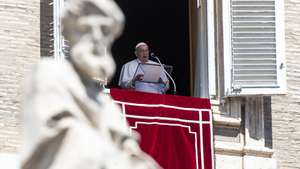 epa11563939 Pope Francis leads the Angelus prayer, traditional Sunday&#039;s prayer, from the window of his office overlooking Saint Peter&#039;s Square, Vatican City, 25 August 2024.  EPA/ANGELO CARCONI