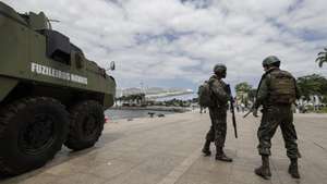 epa10960884 Members of the Brazilian Armed Forces guard the port of Rio de Janeiro, Brazil, 06 November 2023. The Brazilian Armed Forces were deployed on 06 November to reinforce security at the country&#039;s main ports and airports, as well as on the borders, by order of Brazil&#039;s President Da Silva. The measure is part of a decree signed on 01 November by the president authorizing the use of the military to combat organized crime, which uses these critical infrastructures for its illicit business.  EPA/Antonio Lacerda