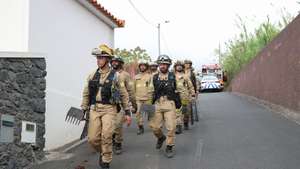 Elementos da Proteção Civil deslocam-se para o local de combate ao incêndio no sítio da Lombada no concelho da Ponta do Sol, 24 de agosto de 2024, O incêndio rural na ilha da Madeira deflagrou no dia 14 de agosto, nas serras do município da Ribeira Brava, propagando-se progressivamente aos concelhos de Câmara de Lobos, Ponta do Sol e, através do Pico Ruivo, Santana. HOMEM DE GOUVEIA/LUSA