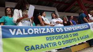 Manifestação de enfermeiros da Unidade Local de Saúde do Arco Ribeirinho. para  exigirem: Operacionalização imediata das progressões, correta transição dos enfermeiros especialistas e pagamento das horas de trabalho extraordinário em dívida. junto à porta principal DO Hospital do Barreiro, 29 de agosto de 2024. TIAGO PETINGA/LUSA