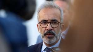 O ministro de Estado e dos Negócios Estrangeiros e primeiro-ministro em exercício, Paulo Rangel, fala aos jornalistas no final de uma reunião na Autoridade Nacional de Emergência e Proteção Civil na sequência do sismo de magnitude 5,3 na escala de Richter com epicentro a 58 quilómetros a oeste de Sines, em Lisboa, 26 de agosto de 2024. O sismo de magnitude 5,3 na escala de Richter foi registado às 05:11 e teve epicentro a 58 quilómetros a oeste de Sines, no distrito de Setúbal, e não causou danos pessoais ou materiais até ao momento, segundo o Instituto Português do Mar e da Atmosfera (IPMA). TIAGO PETINGA/LUSA