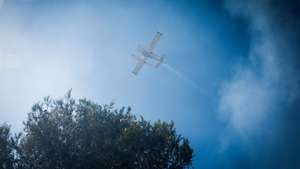 Um avião combate um incêndio que deflagrou hoje em mato por volta das 12:20, em Alcabideche, no concelho de Cascais, Lisboa, de acordo com a Proteção Civil, 21 de julho de 2024. Segundo a página da Autoridade Nacional de Emergência e Proteção Civil (ANEPC), consultada às 17:08, 313 bombeiros, 91 veículos e nove meios aéreos combatiam o incêndio no local. ANTÓNIO PEDRO SANTOS/LUSA