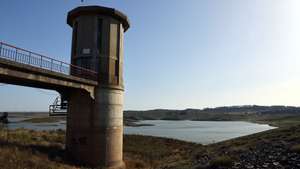 Nível da albufeira da barragem do Monte da Rocha, que fornece água para todo o Baixo Alentejo, mas que está a 10% e não enche há uma década, em Ourique, 26 de junho de 2023. A Agência Portuguesa do Ambiente (APA) monitoriza 75 albufeiras e segundo os dados atualizados na semana passada a maior parte delas (40) estavam com uma capacidade entre os 81 e os 100%. (ACOMPANHA TEXTO DA LUSA DO DIA 03 DE JULHO DE 2023). NUNO VEIGA/LUSA