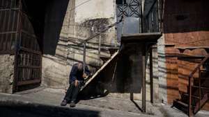 epaselect epa11218892 A man sleeps in the street in Caracas, Venezuela, on 13 March 2024. In 2023, 51.9% of Venezuelan households suffered &#039;multidimensional poverty&#039;, characterized by low income, lack of basic services, deterioration of education, among other aspects, according to the Living Conditions Survey (Encovi), whose results were presented on 13 March in Caracas.  EPA/MIGUEL GUTIERREZ