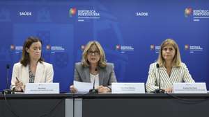 A ministra da Saúde, Ana Paula Martins (C), acompanhada pela secretária de Estado da Saúde, Ana Povo (D) e pela secretária de Estado da Gestão de Saúde,  Carolina Vaz Tomé (E), intervém durante a conferência de imprensa de balanço do Plano de Emergência e Transformação da Saúde em Lisboa, 04 de setembro de 2024. ANTÓNIO COTRIM/LUSA