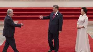 epa11584493 China&#039;s President Xi Jinping (C), in presence of his wife Peng Liyuan (R), welcomes Secretary-General of the United Nations Antonio Guterres (L), during a reception at the Forum on China-Africa Cooperation (FOCAC) in the Great Hall of the People in Beijing, China, 04 September 2024.  EPA/ANDRES MARTINEZ CASARES / POOL