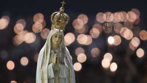 A imagem de Nossa Senhora de Fátima passa por entre os fieis na Procissão da Velas durante as cerimónias religiosas de 12 e 13 de outubro no Santuário de Fátima, 12 de outubro de 2023. PAULO CUNHA/LUSA