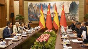 epa11594258 Spain’s Prime Minister Pedro Sanchez (L) and China’s President Xi Jinping (R) meet at the Diaoyutai State Guesthouse in Beijing, China, 09 September 2024. Sanchez is visiting China until 11 September 2024, aiming to &#039;maintain the political momentum of the bilateral relationship, strengthen economic and trade relations and support culture, education and the development of the economy&#039;, according to a statement he made on social media.  EPA/ANDRES MARTINEZ CASARES / POOL