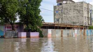 epa11558183 Streets are flooded with rain water in N&#039;Djamena, Chad, 21 August 2024. Flooding caused by rainfall and strong winds have been affecting central and south-western Chad, according to the UN Office for the Coordination of Humanitarian Affairs (OCHA), which reported more than 5,300 displaced people, 261,000 people affected by floods and 16,200 damaged or destroyed houses from 15 July to 15 August 2024.  EPA/CHANCELIN MBAIRAMADJI MOITA