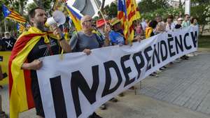 epa10728442 Protesters shout slogans and wave Catalonian independentist flags during a march organized by the Antimonarchist Coordinating Committee to protest against the Spanish Royal family&#039;s presence for the Princess Girona Awards, in Girona, Catalonia, Spain, 05 July 2023.  EPA/Quique Garcia