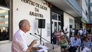 O secretário-geral do Partido Comunista Português (PCP), Paulo Raimundo, intervém na tribuna pública "45 anos pelo direito à Saúde. Defender, reforçar e valorizar o SNS!”, junto ao Centro de Saúde da Amadora, 15 de setembro de 2024. FILIPE AMORIM/LUSA